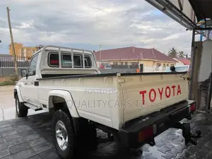 Toyota Land Cruiser 2016 White