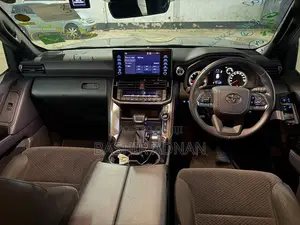 Toyota Land Cruiser LC300 2024 Black