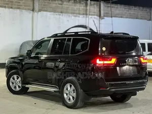 Toyota Land Cruiser LC300 2024 Black