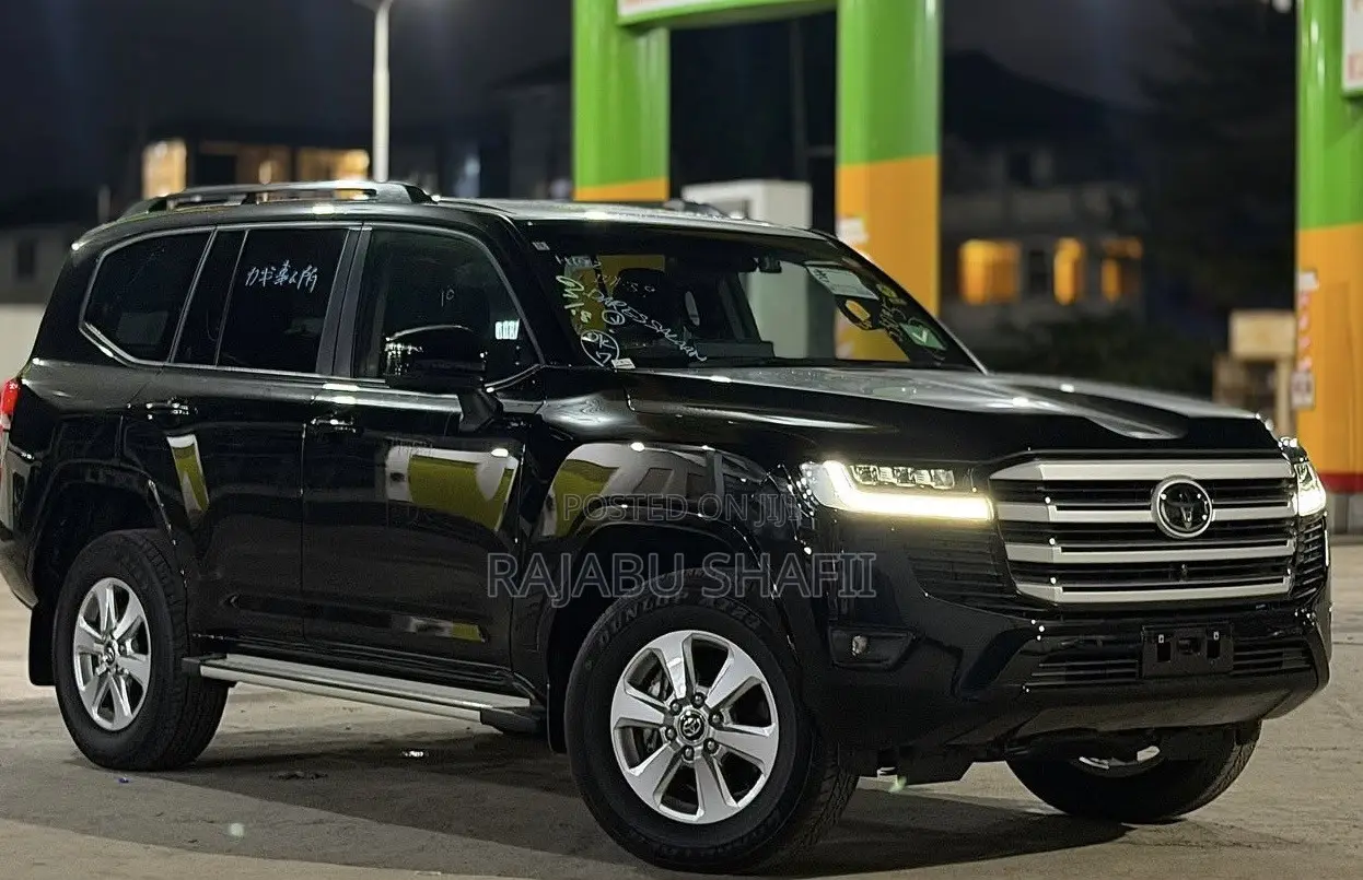 Toyota Land Cruiser LC300 2024 Black