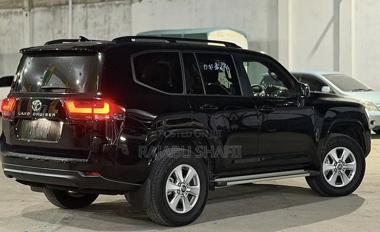 Toyota Land Cruiser LC300 2024 Black