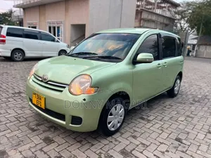 Toyota Sienta 2006 Green