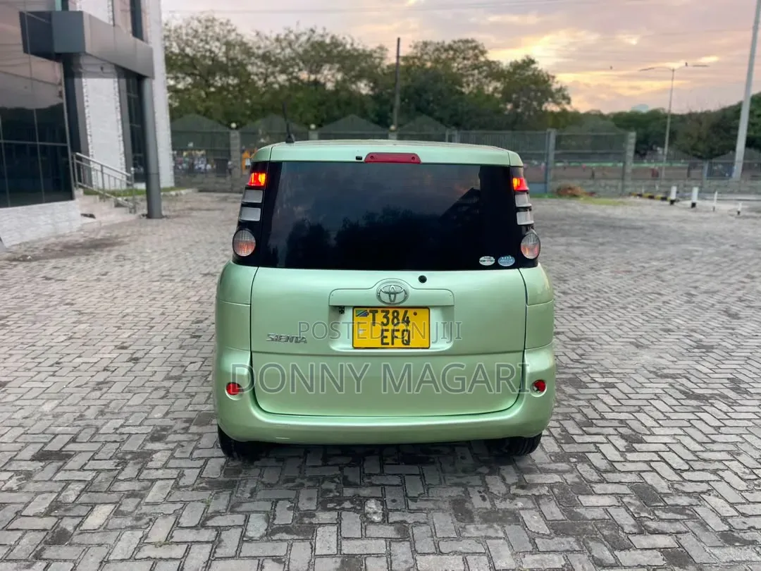Toyota Sienta 2006 Green