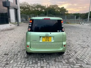 Toyota Sienta 2006 Green