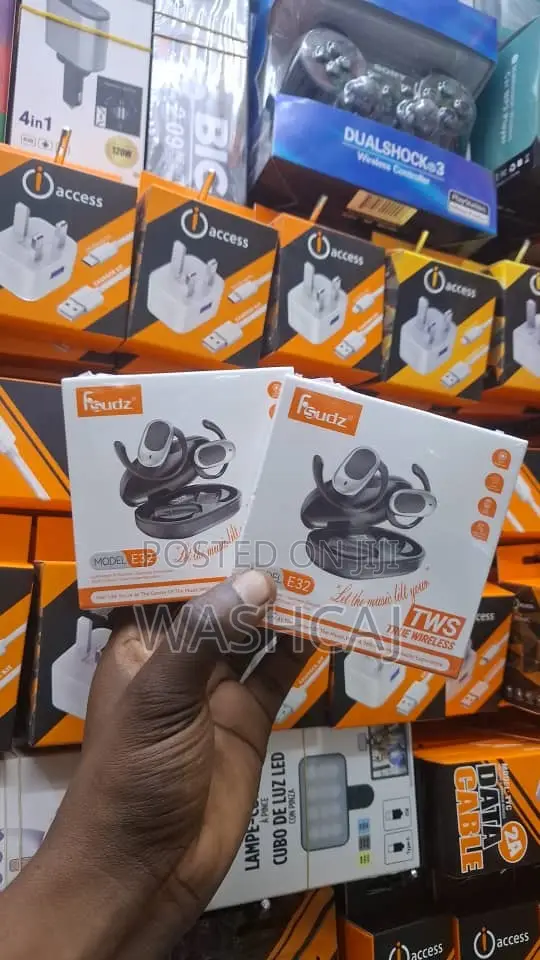 Feudz Model E32 True Wireless (TWS) Earbuds