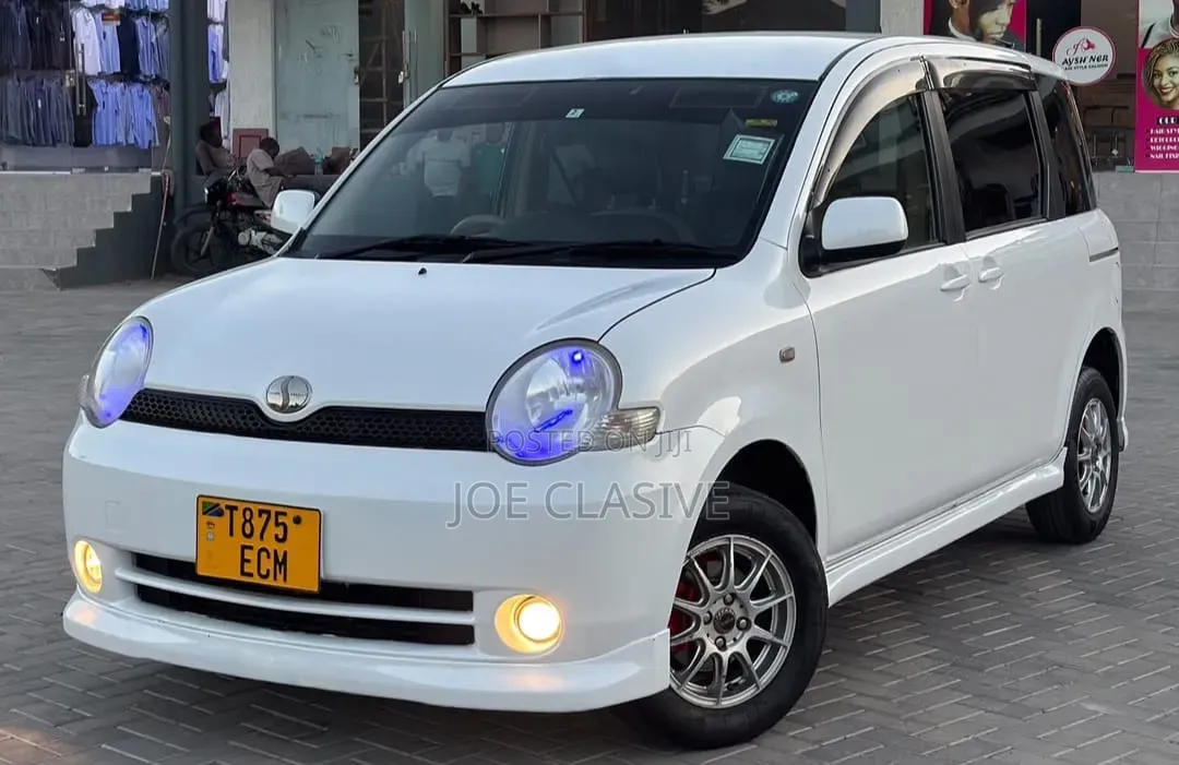 Toyota Sienta 2004 White