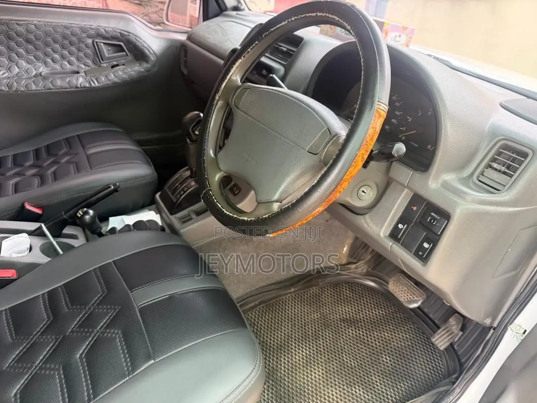 Suzuki Escudo 2001 White