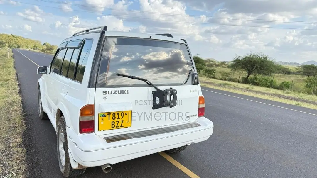 Suzuki Escudo 2001 White