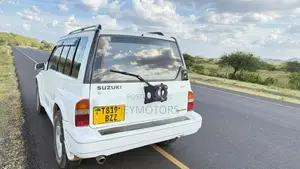 Suzuki Escudo 2001 White