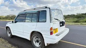 Suzuki Escudo 2001 White