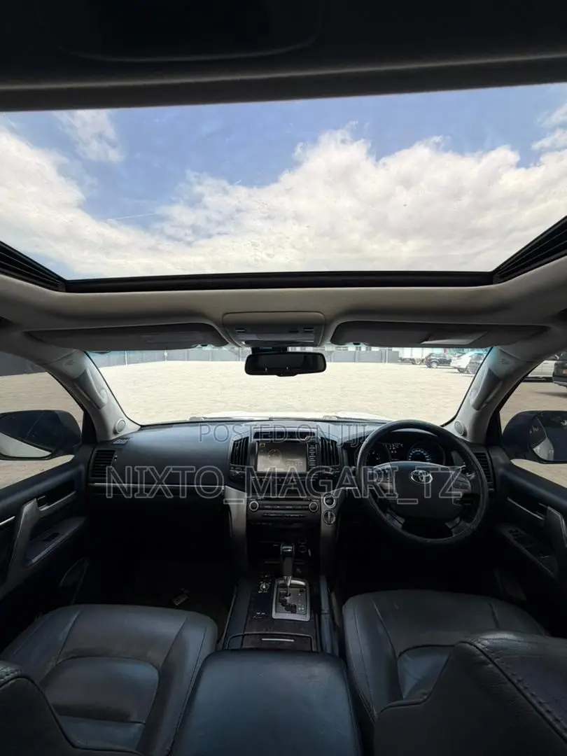 Toyota Land Cruiser 2011 White