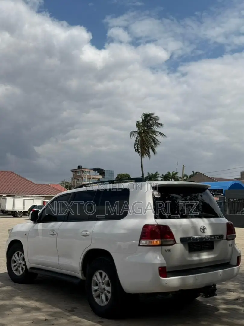 Toyota Land Cruiser 2011 White