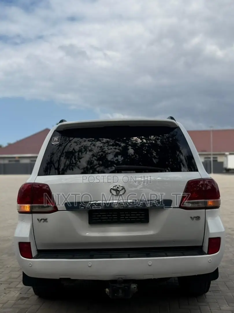 Toyota Land Cruiser 2011 White