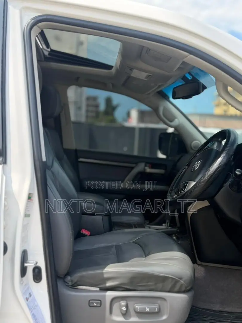 Toyota Land Cruiser 2011 White