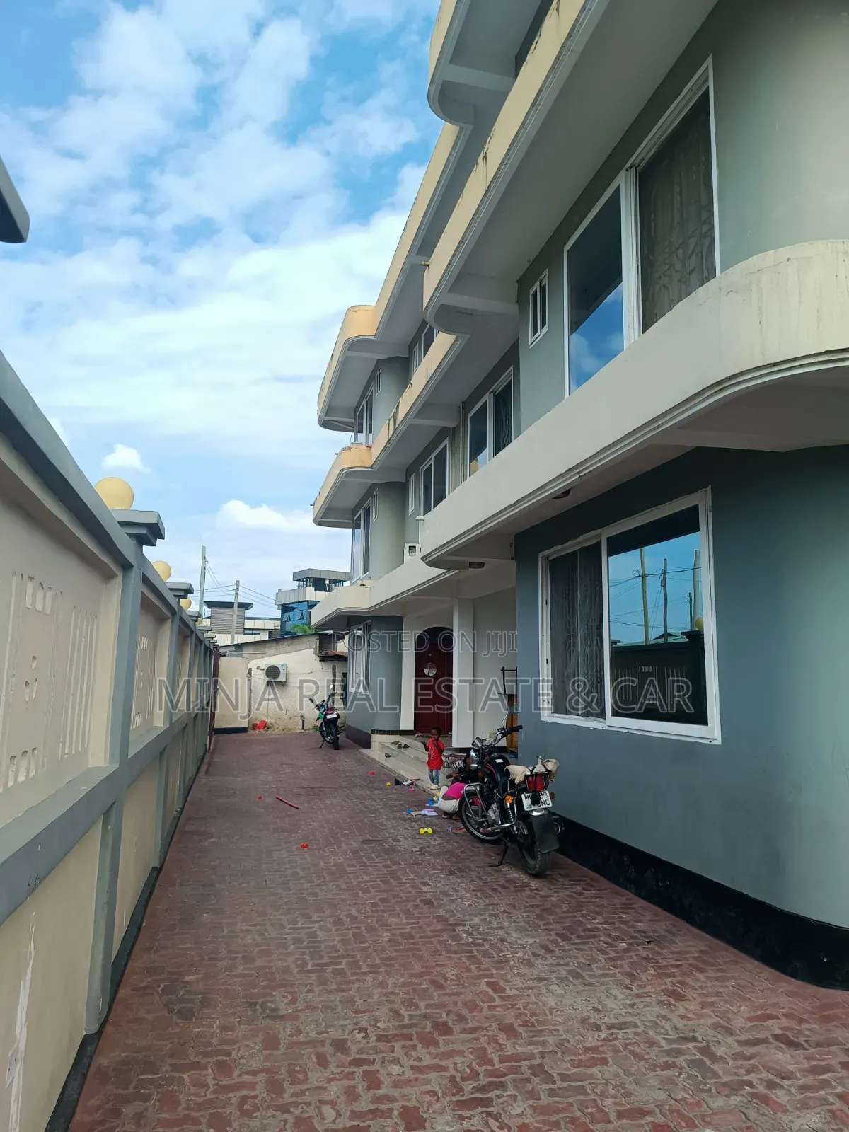 8bdrm Apartment in Kijitonyama for sale