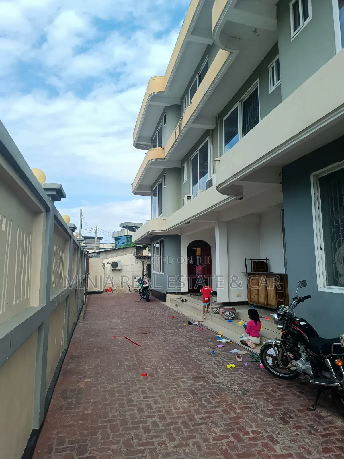 8bdrm Apartment in Kijitonyama for sale