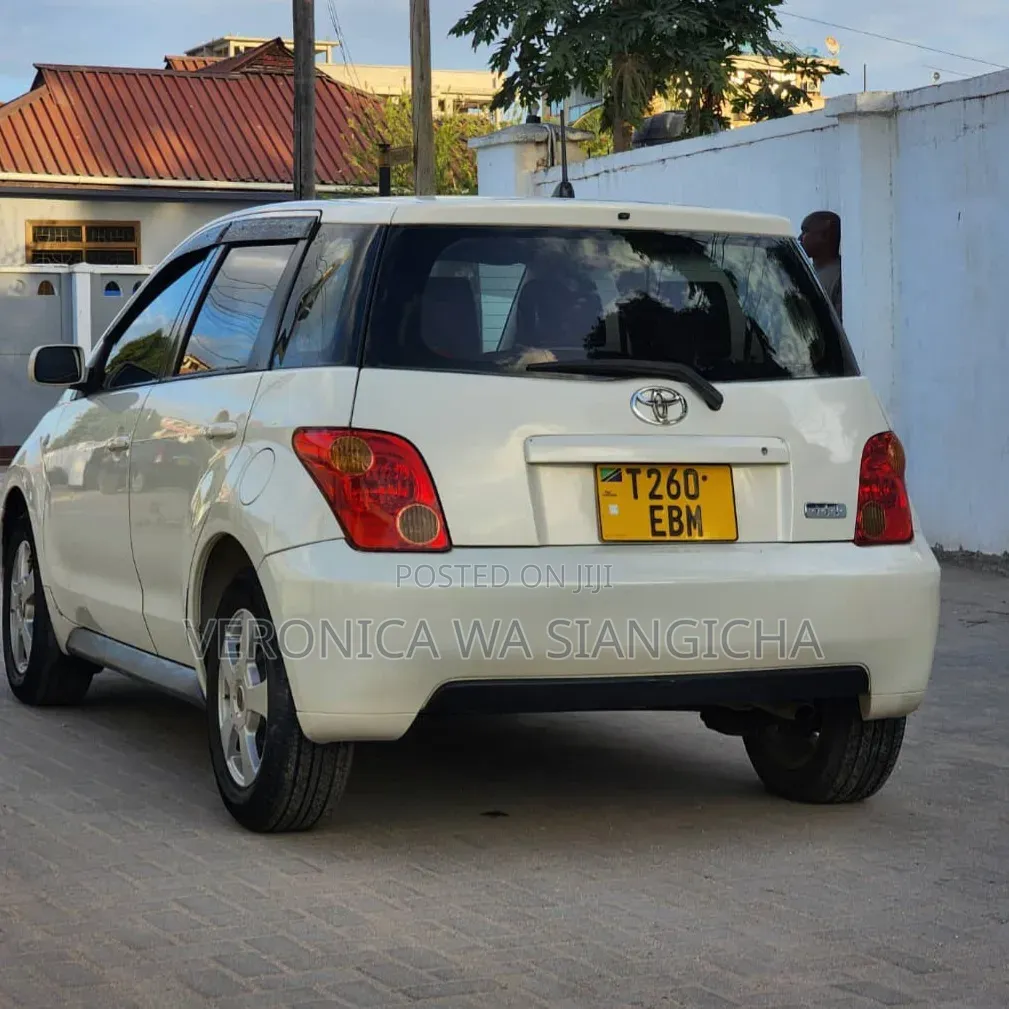 Toyota IST 2005