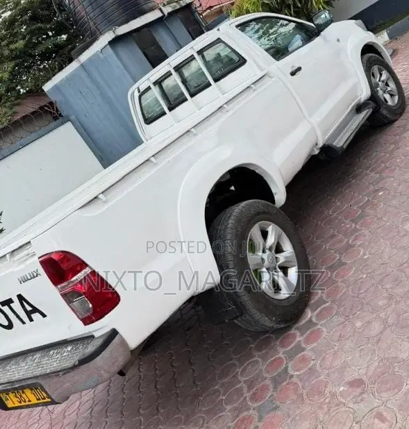 Toyota Hilux 2012 White