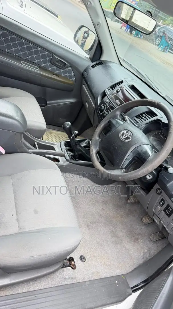 Toyota Hilux 2012 White