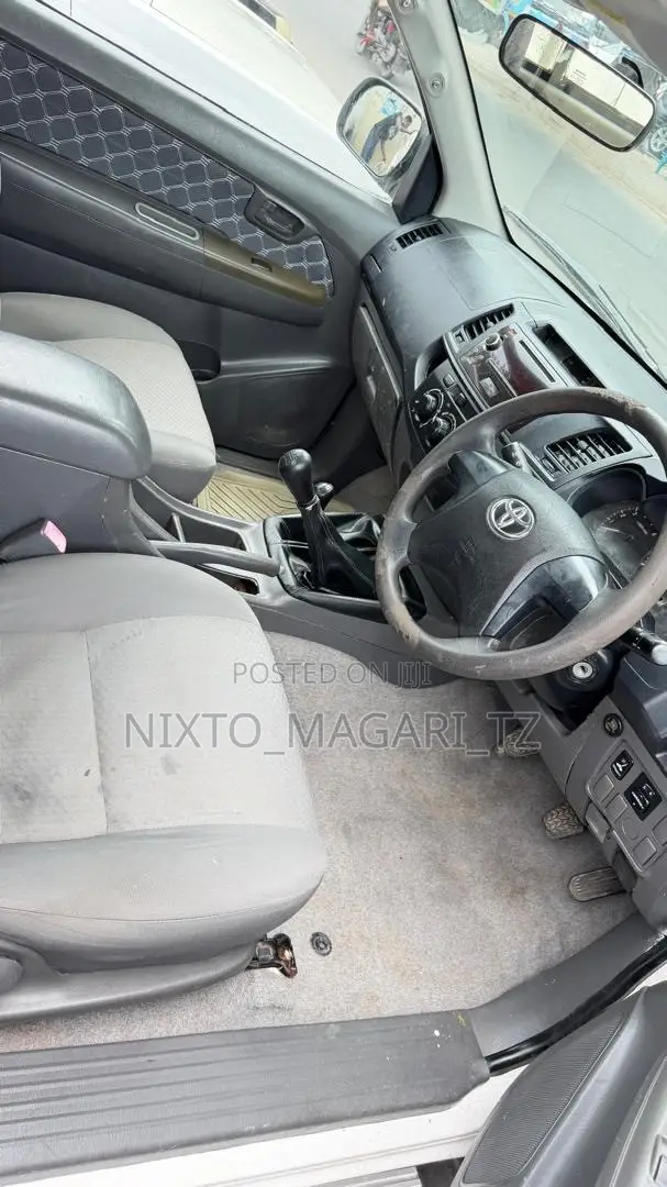 Toyota Hilux 2012 White