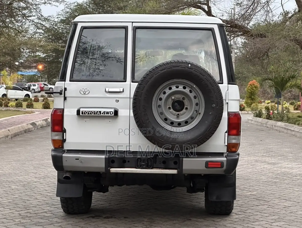 Toyota Land Cruiser 2016 White