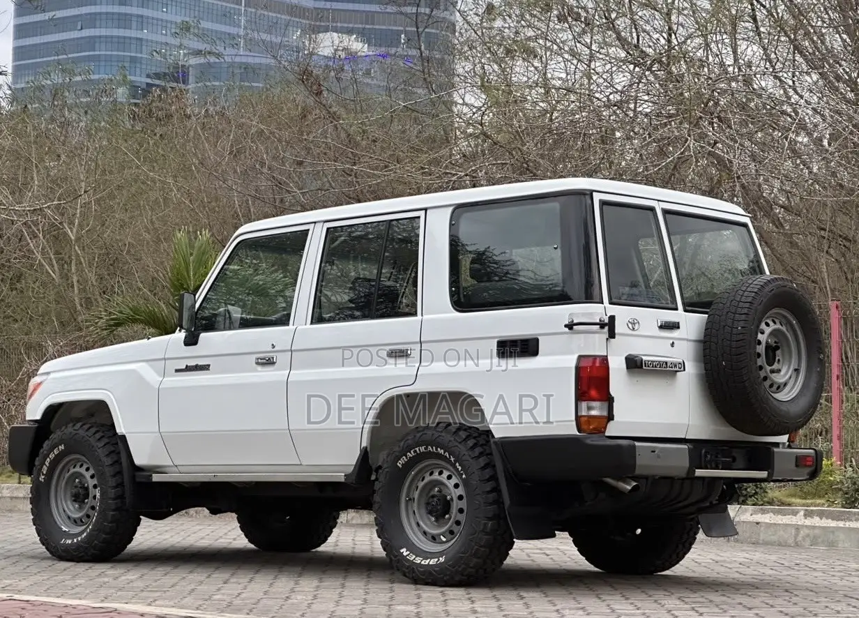Toyota Land Cruiser 2016 White