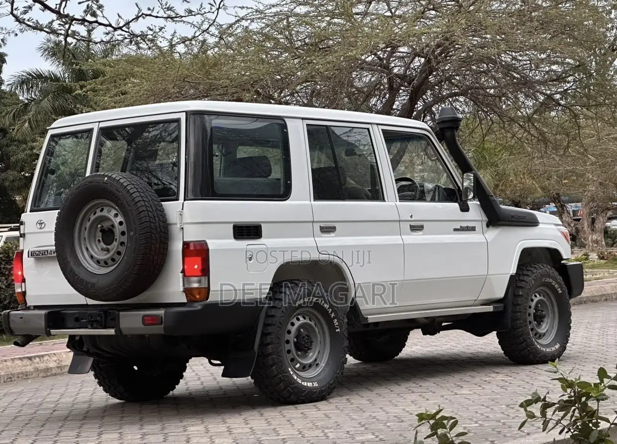 Toyota Land Cruiser 2016 White