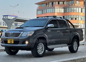 Toyota Hilux 2015 Gray