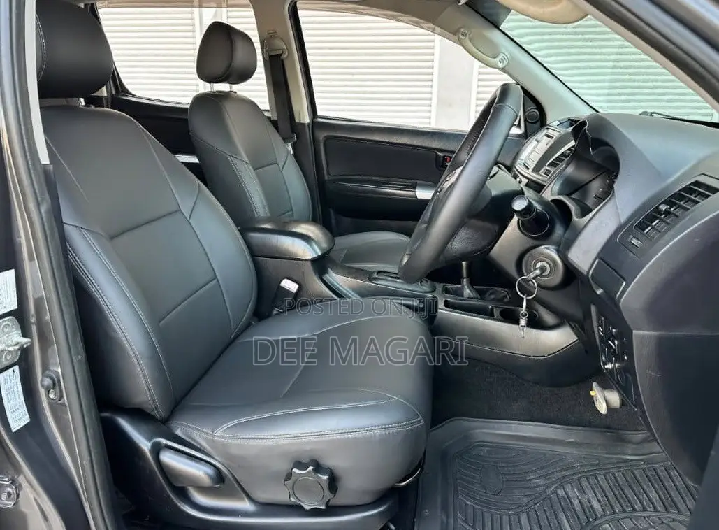 Toyota Hilux 2015 Gray