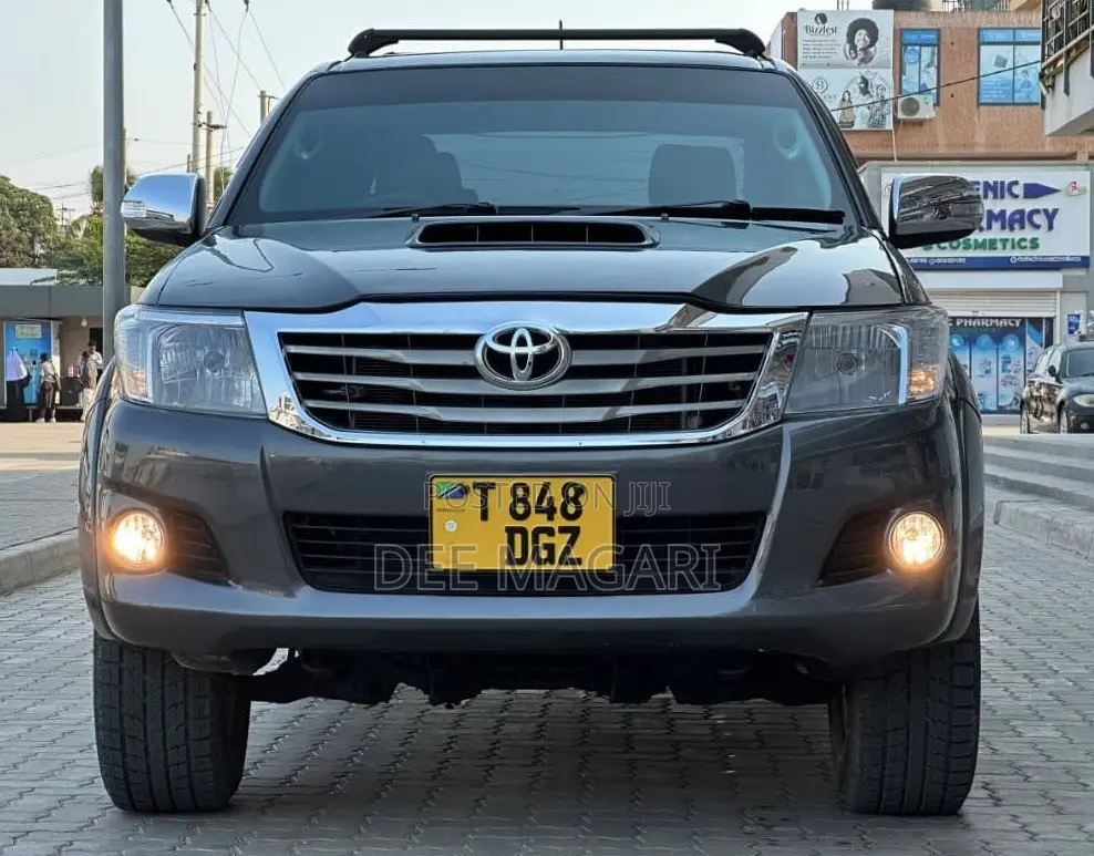 Toyota Hilux 2015 Gray