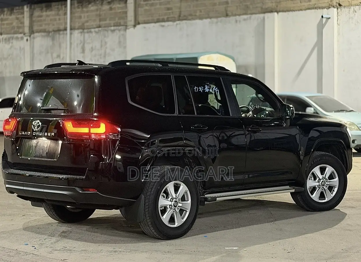 Toyota Land Cruiser LC300 2024 Black