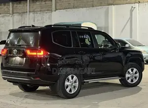 Toyota Land Cruiser LC300 2024 Black