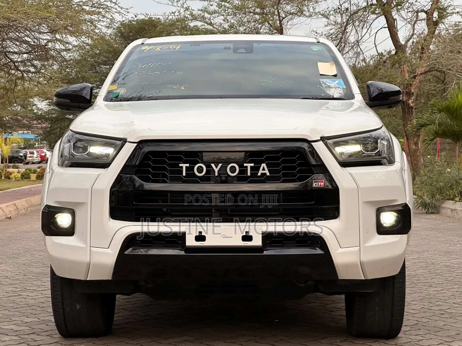 Toyota Hilux 2022 White