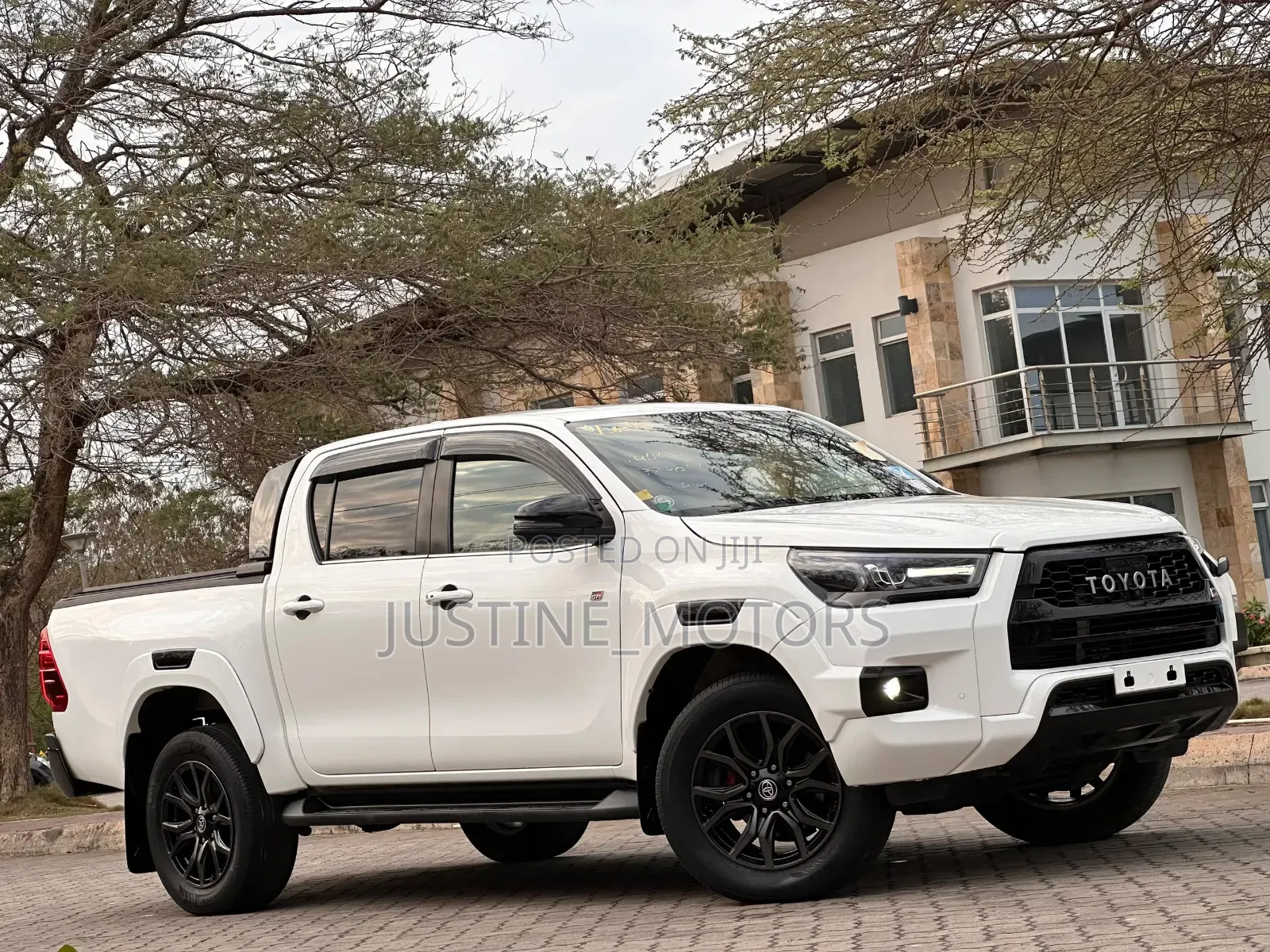 Toyota Hilux 2022 White