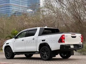 Toyota Hilux 2022 White