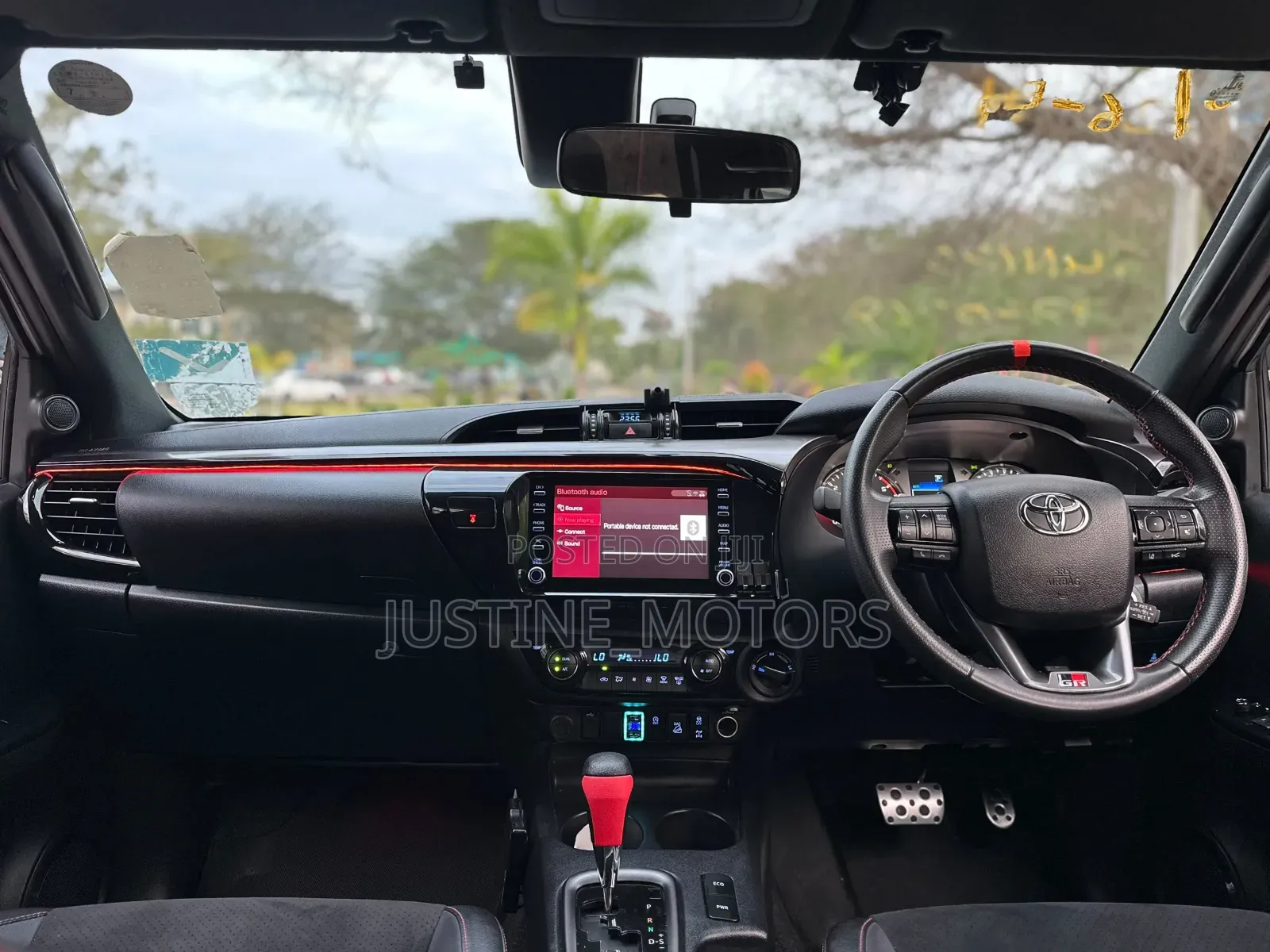 Toyota Hilux 2022 White