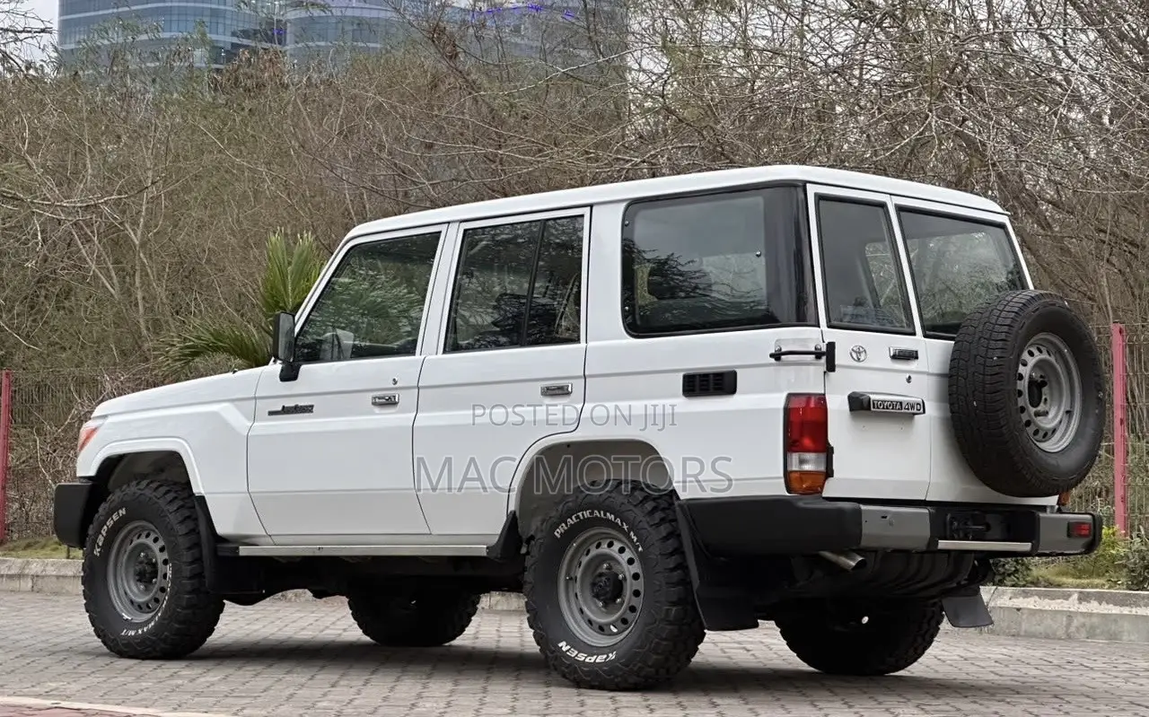 Toyota Land Cruiser 2016 White