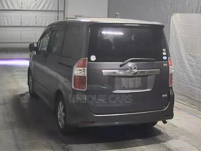 Toyota Noah 2009 Silver