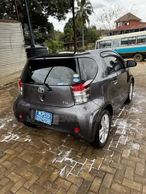 Toyota iQ 2011 Gray