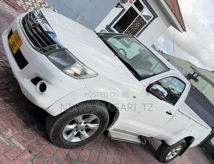 Toyota Hilux 2012 White