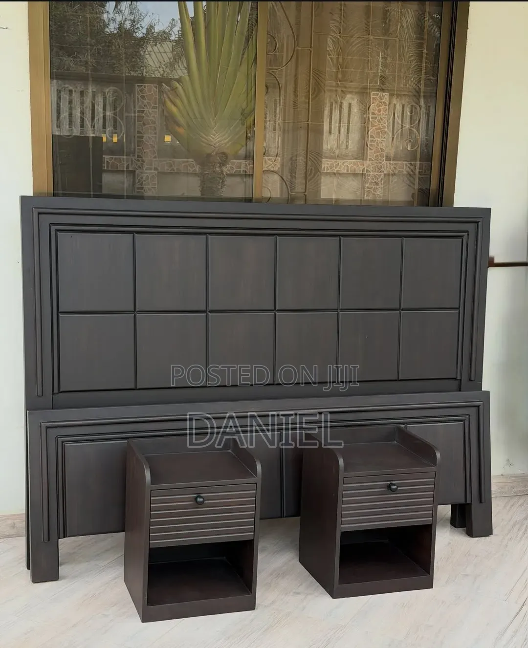 Kitanda Cha Mbao 5 Kwa 6 Pamoja Na Bedsides Rangi Ni Dark Brown