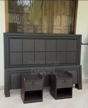 Kitanda Cha Mbao 5 Kwa 6 Pamoja Na Bedsides Rangi Ni Dark Brown