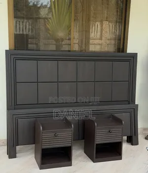 Kitanda Cha Mbao 5 Kwa 6 Pamoja Na Bedsides Rangi Ni Dark Brown