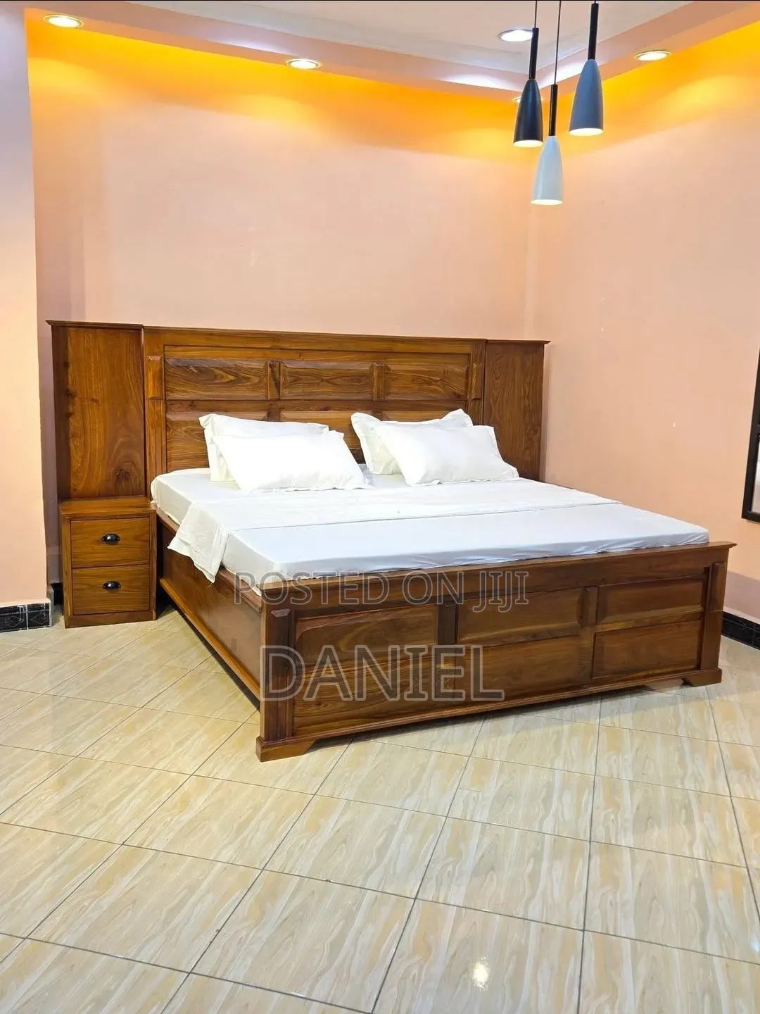 Kitanda Cha Mbao 6 Kwa 6 Pamoja Na Bedsides Mbili Rangi Ya Mbao
