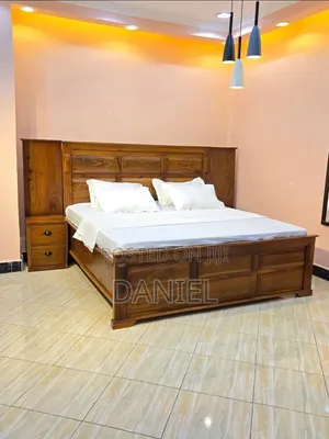 Kitanda Cha Mbao 6 Kwa 6 Pamoja Na Bedsides Mbili Rangi Ya Mbao