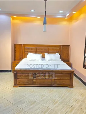 Kitanda Cha Mbao 6 Kwa 6 Pamoja Na Bedsides Mbili Rangi Ya Mbao