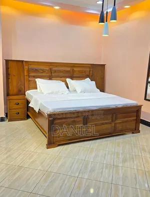 Kitanda Cha Mbao 6 Kwa 6 Pamoja Na Bedsides Mbili Rangi Ya Mbao