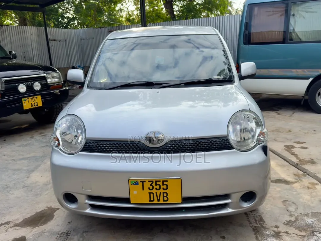 Toyota Sienta 2005 Silver