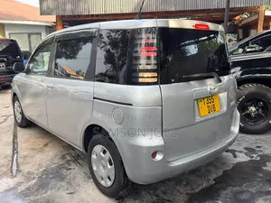 Toyota Sienta 2005 Silver