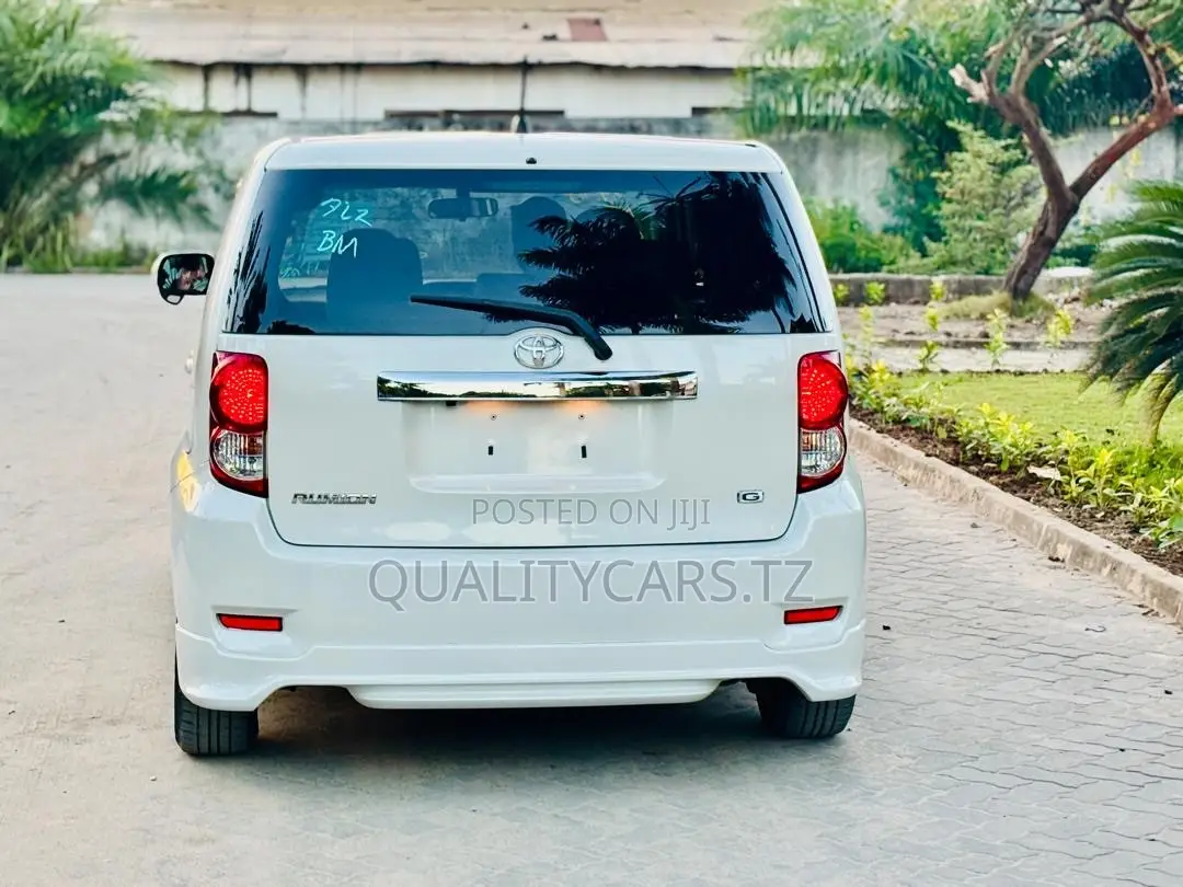 Toyota Corolla Rumion 2009 White